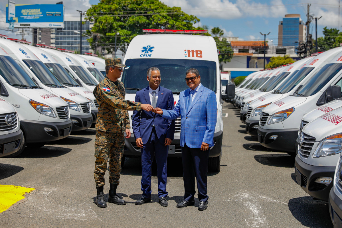 Director ejecutivo del Sistema 9 1 1 entregando llaves al general Mu00e9ndez, junto al ministro de la Presidencia.