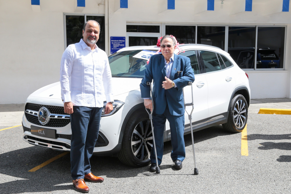 Pedro Ruiz Gerente de ventas Autozama y Celso Marranzini Presidente de la ADR, junto a Jeepeta