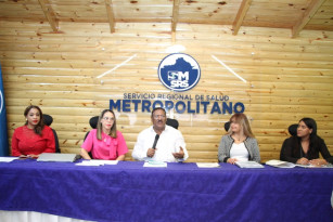 El director del SRSM, Dr. Edisson Féliz Féliz  a la izquierda Francis Báez, Enc. de Salud Mental del SNS, y la coordinadora de Salud Mental del SRSM, Clara Rivera.