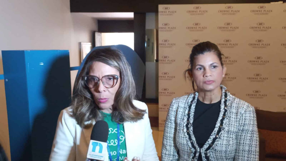 Abril arias y francis baez 21d30457