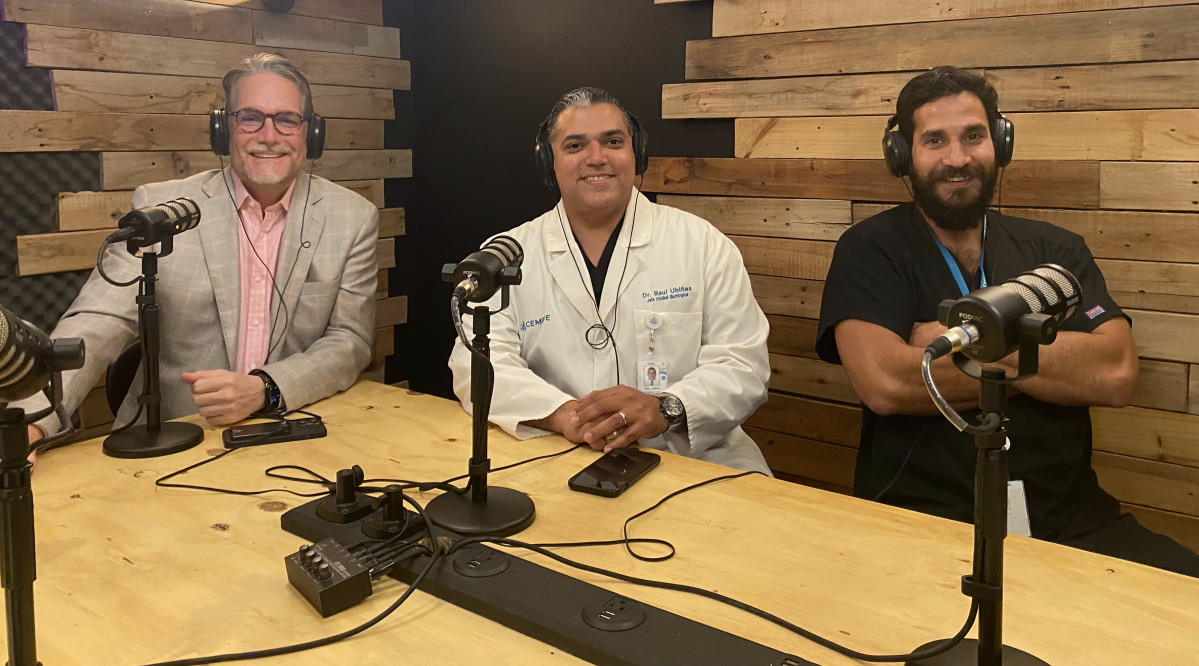 Luis Betances Rau00fal Ubiu00f1as y Philippe Garcu00eda durante el podcast Es Cuestiu00f3n de Salud