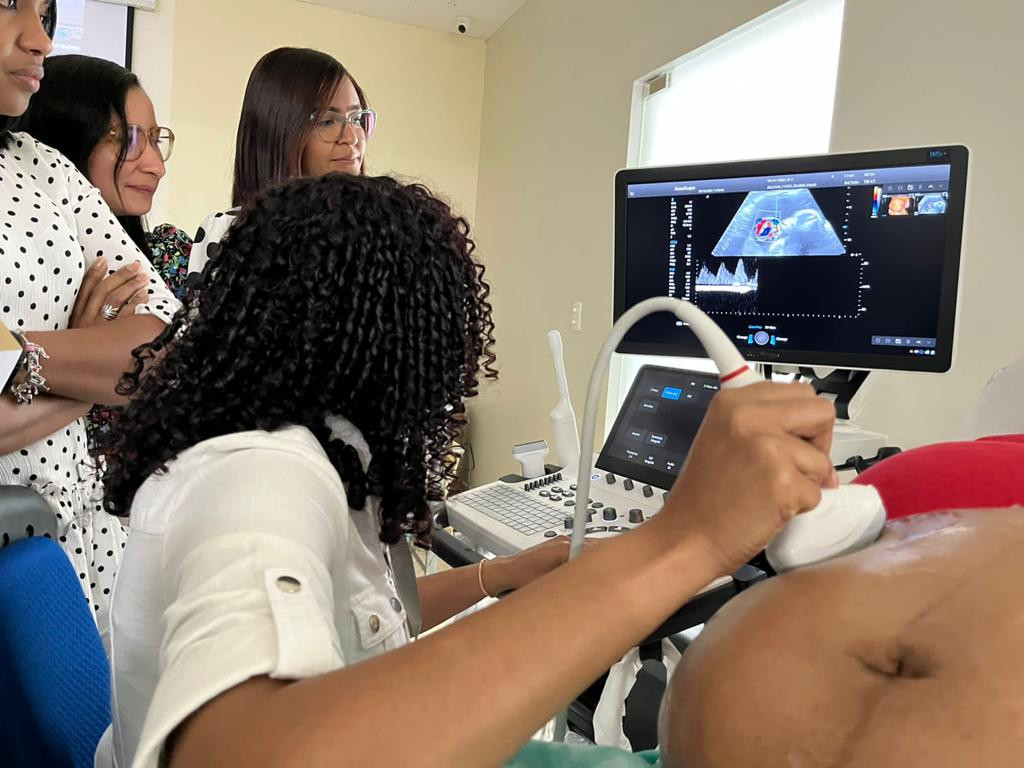 Doctora relaiza estudio Doppler