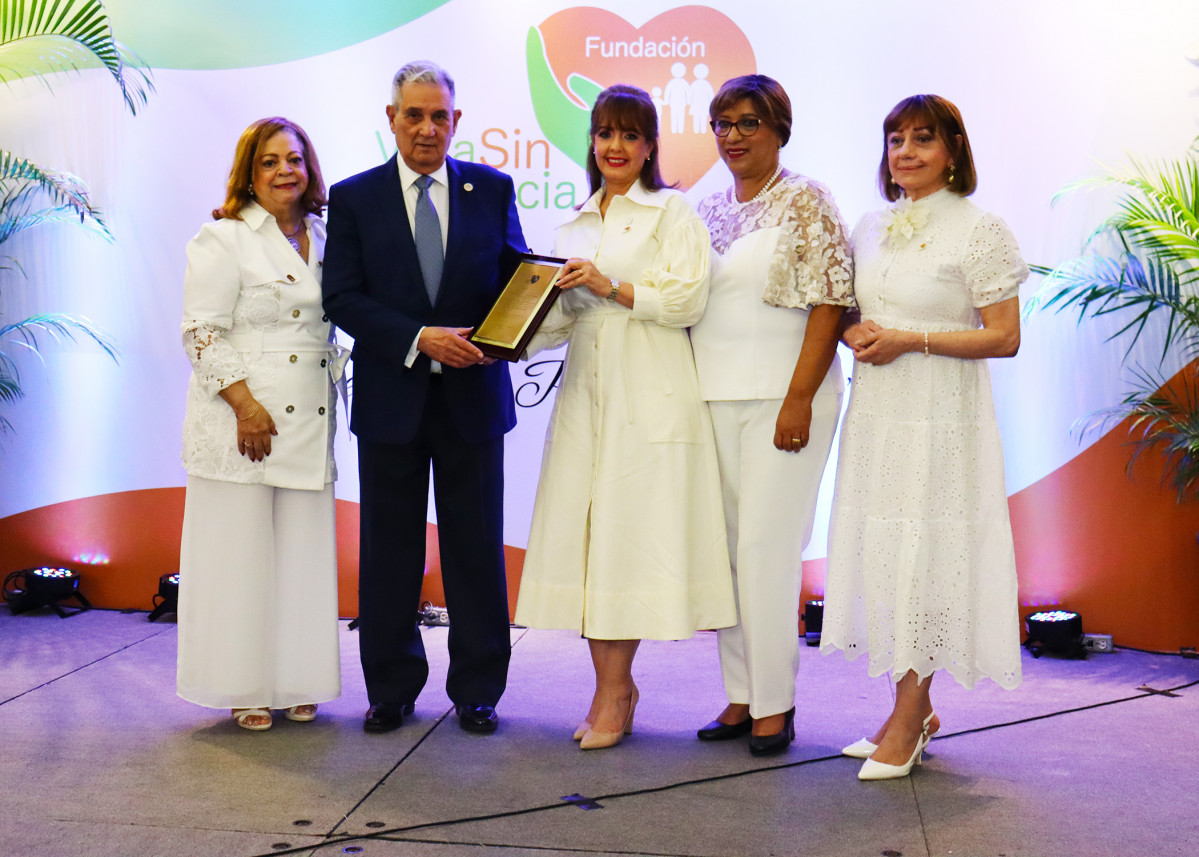 IMG 0125 ojo principal. Mildred Josefina Berges de Sanchez, Yanira Fondeur de Hernandez, Rosa Roa de Lopez y Francia de Perez entregan un reconcomiento al Dr. Jose Joaquin Puello.