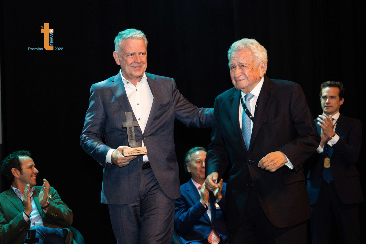 Pedro Luis Cobiella (Hospiten) recibe premio de las manos de Ralph Schiller (FTI)  Foto Tourinews