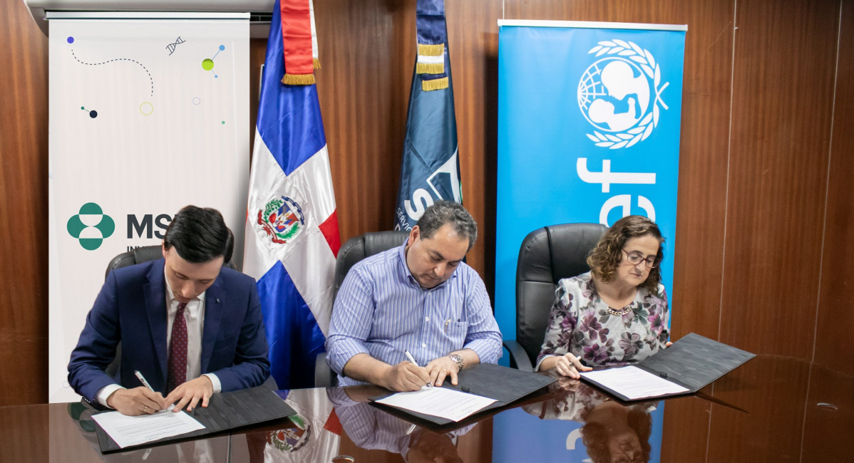 Andres Barreto Borbon Mario Lama y Rosa Elcarte al momento de la firma del acuerdo e1677677364902
