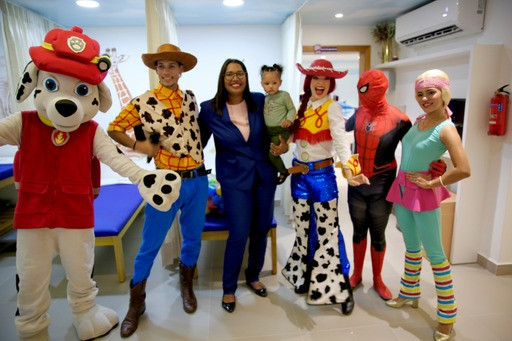 Fany y su hija Zoe junto a los personajes que animaron el evento