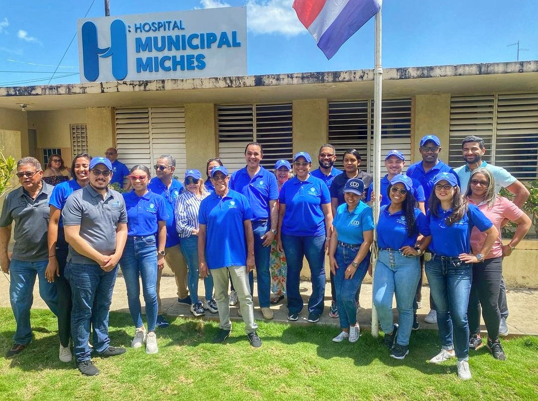 Fotografia principal Dr. Pablo Mateo centro acompanado de urologos al finalizar la jornada urologica en el Hospital Municipal de Miches El Seibo