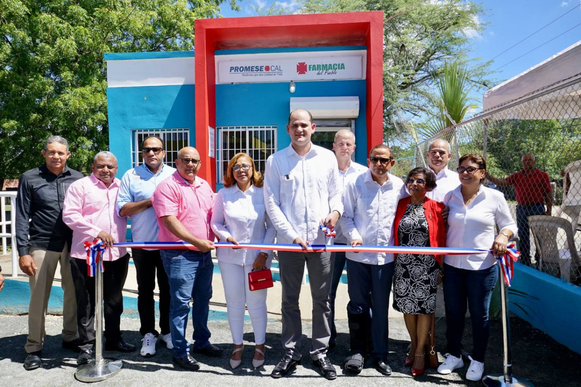 Corte de cinta inauguracion Farmacias del Pueblo en Dajabon y Monte Cristi