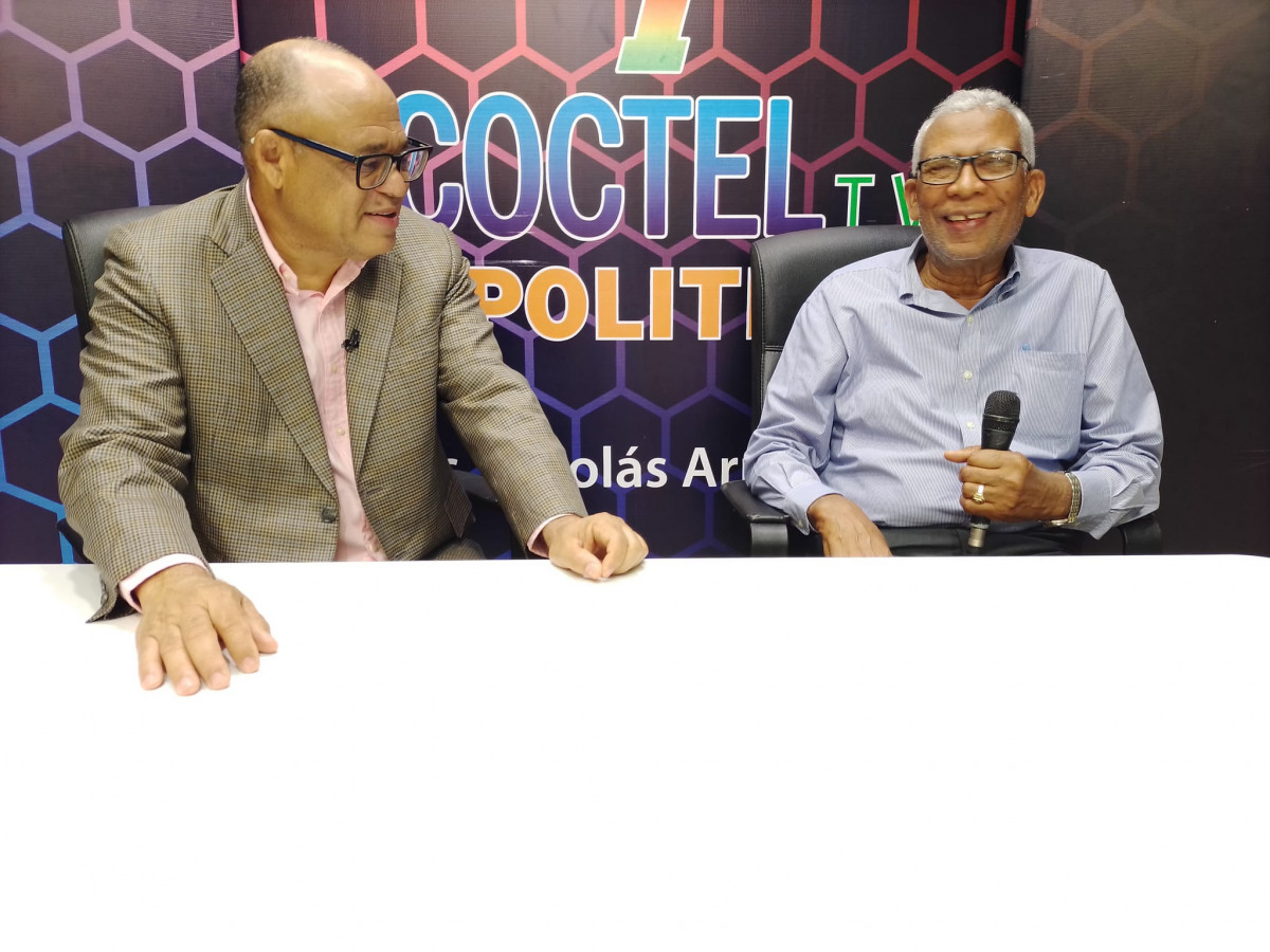 Desde la derecha el doctor Adilsio Urena presidente del Instituto Mocano de la Diabetes entrevistado por el periodita Nicolas Arroyo Ramos 1