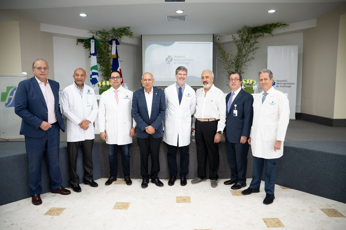Representantes del HOMS junto al doctor James Hamilton
