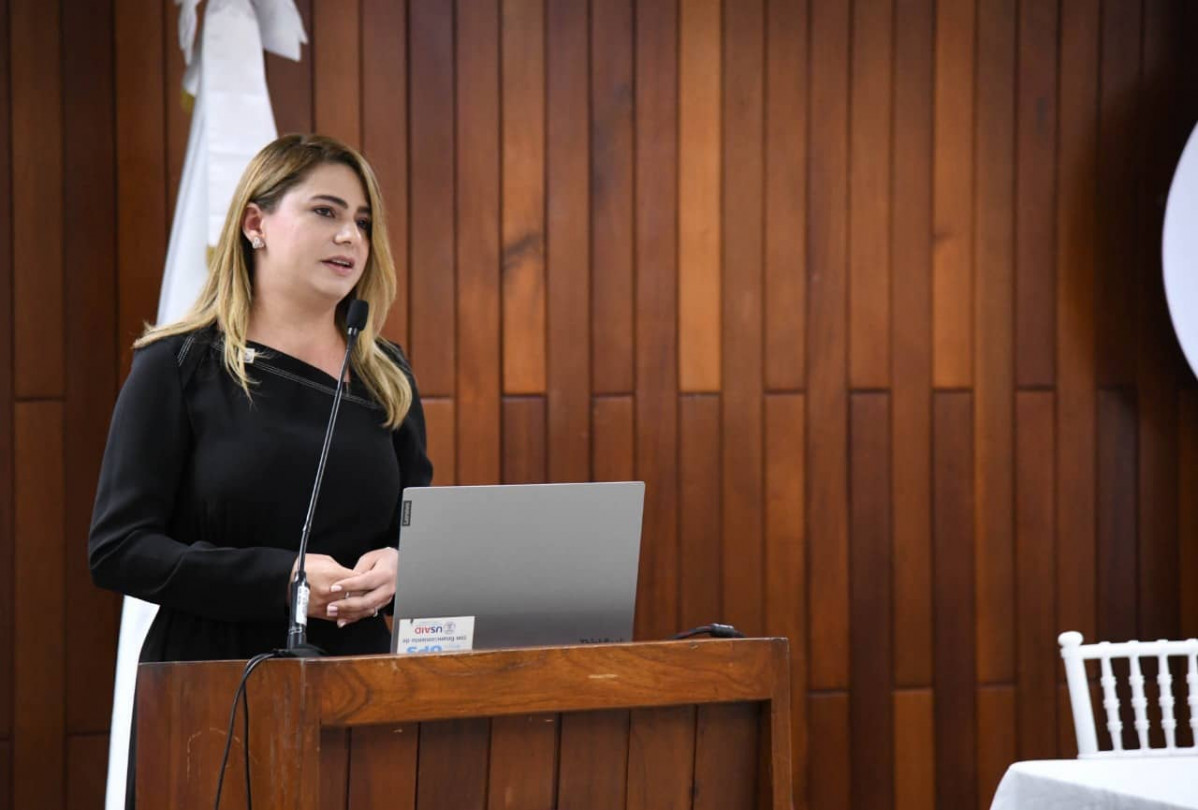 Una persona sentada en un escritorio de madera 76e813c5