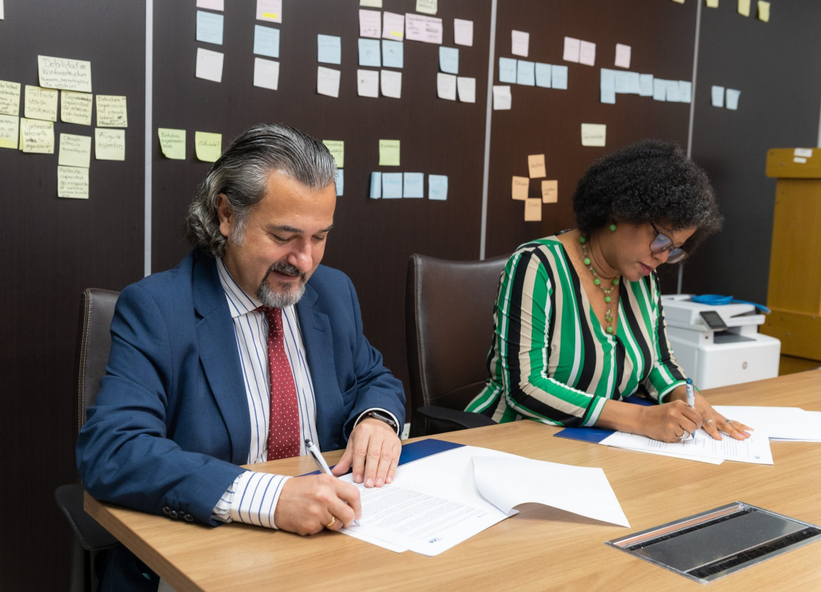El representante de UNICEF y la directora general de la ONE al momento de la firma del convenio scaled