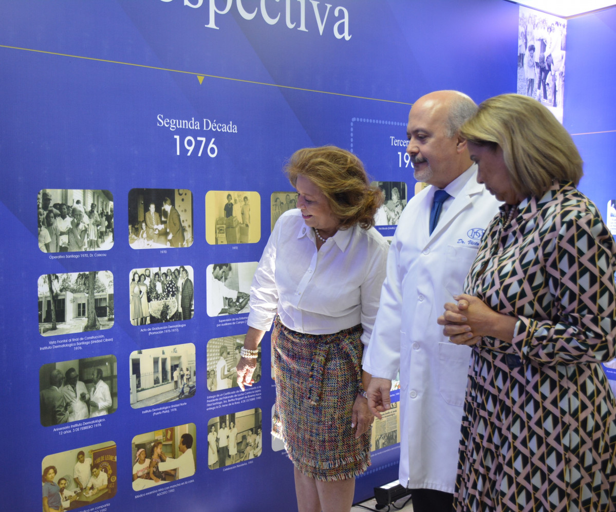 Directivos del IDCP observan exposicion fotogru00e1fica retrospectiva de la instituciu00f3n