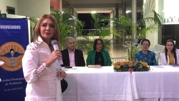 Doctora Cruz y miembros de la Sociedad de Pediatria en Santiago