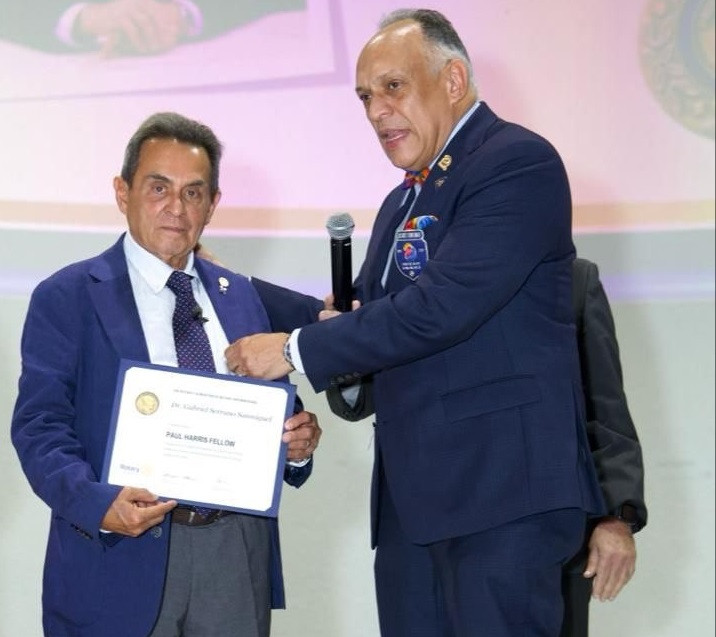 Apoyo 1. Dr. Gabriel Serrano recibiendo su reconocimiento Paul Harris de...