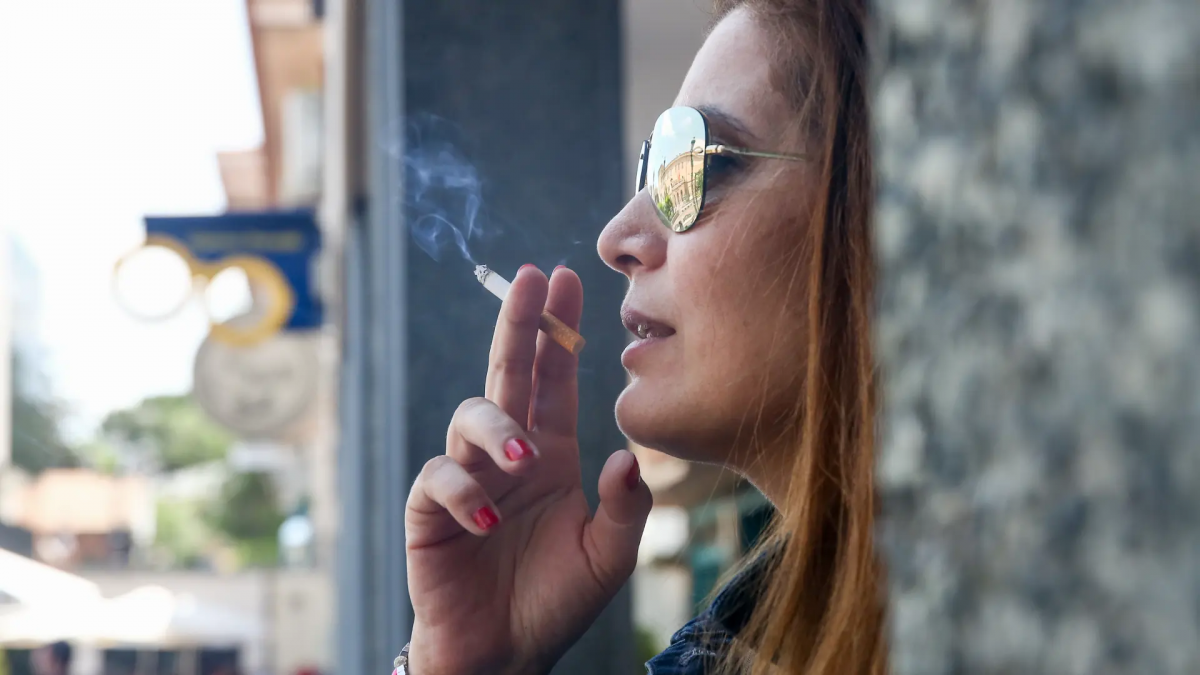 Mujer fumando