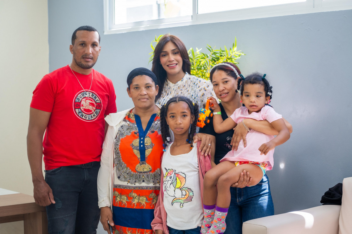 La doctora Odette junto a una de las familias