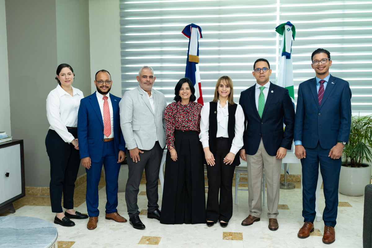 Representantes de Humano Seguros y HOMS
