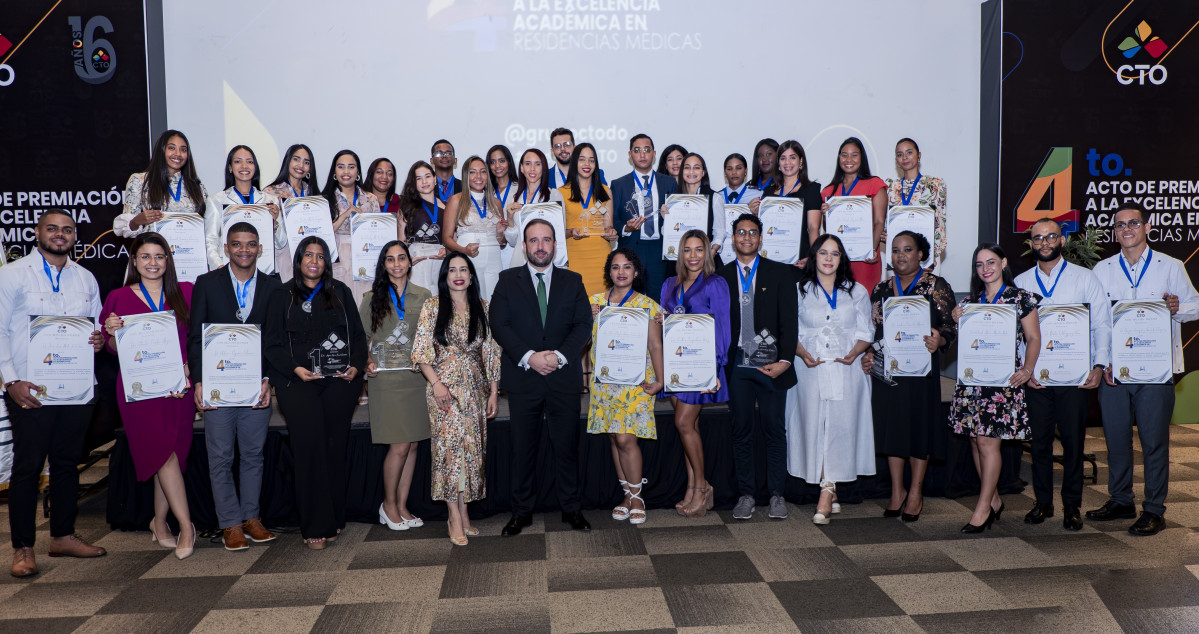 PRINCIPAL. Residentes premiados por CTO Dominicana  como los mu00e0s destacados en el examen Enur 2024