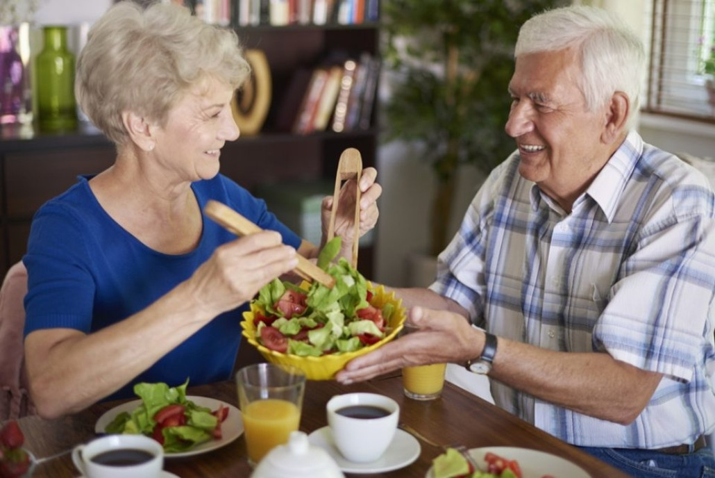 ANCIANOS COMIENDO 89913986 960x641 1