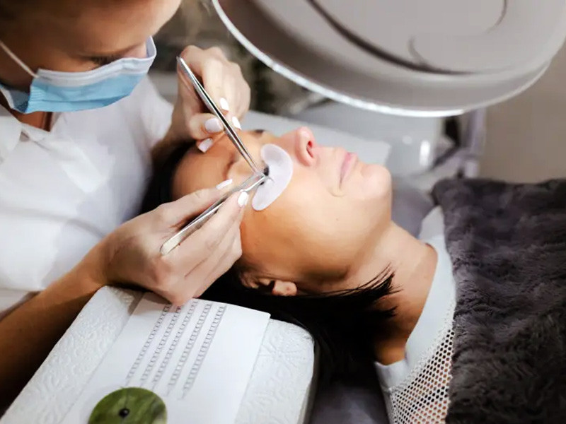Los graves riesgos para la salud de la moda de las extensiones para pestanas