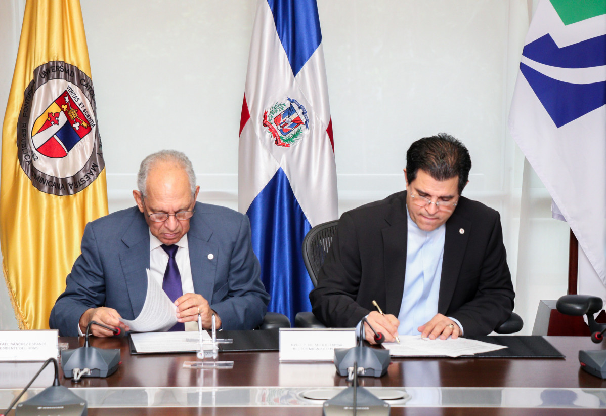 Firma de convenio por Dr. Rafael Su00e1nchez Espau00f1ol y Padre Secilio Espinal