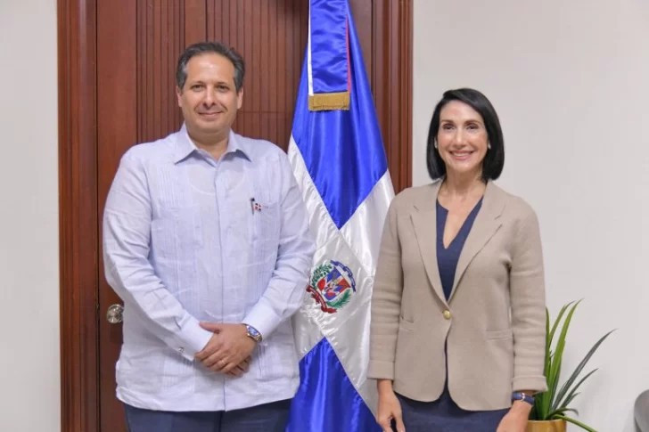 Ministro de Salud y Primera Dama 728x485