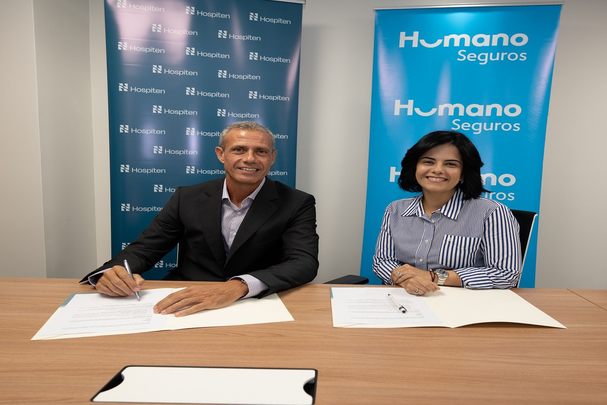 Benjamu00edn Palmero, director gerente de Hospiten Santo Domingo y  Mary Bairu00e1n, vicepresidente de Salud de Humano