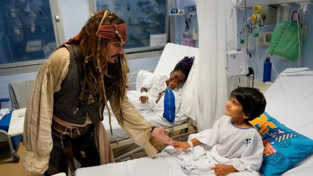 Johnny depp vestido de jack sparrow en el hospital de san sebastian