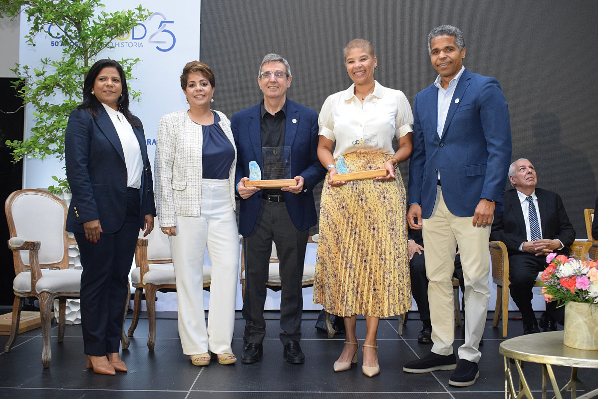 DSC 1120 Ojo principal. Amalia Pimentel, Virginia Laureano y James Collins junto a los doctores internacionales Juan Manuel Aragonese y Amarilis Jacobo.
