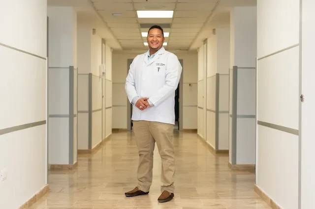 Doctor Angel Tomas Rodriguez cirujano laparoscopico y bariatrico de Hospiten Bavaro