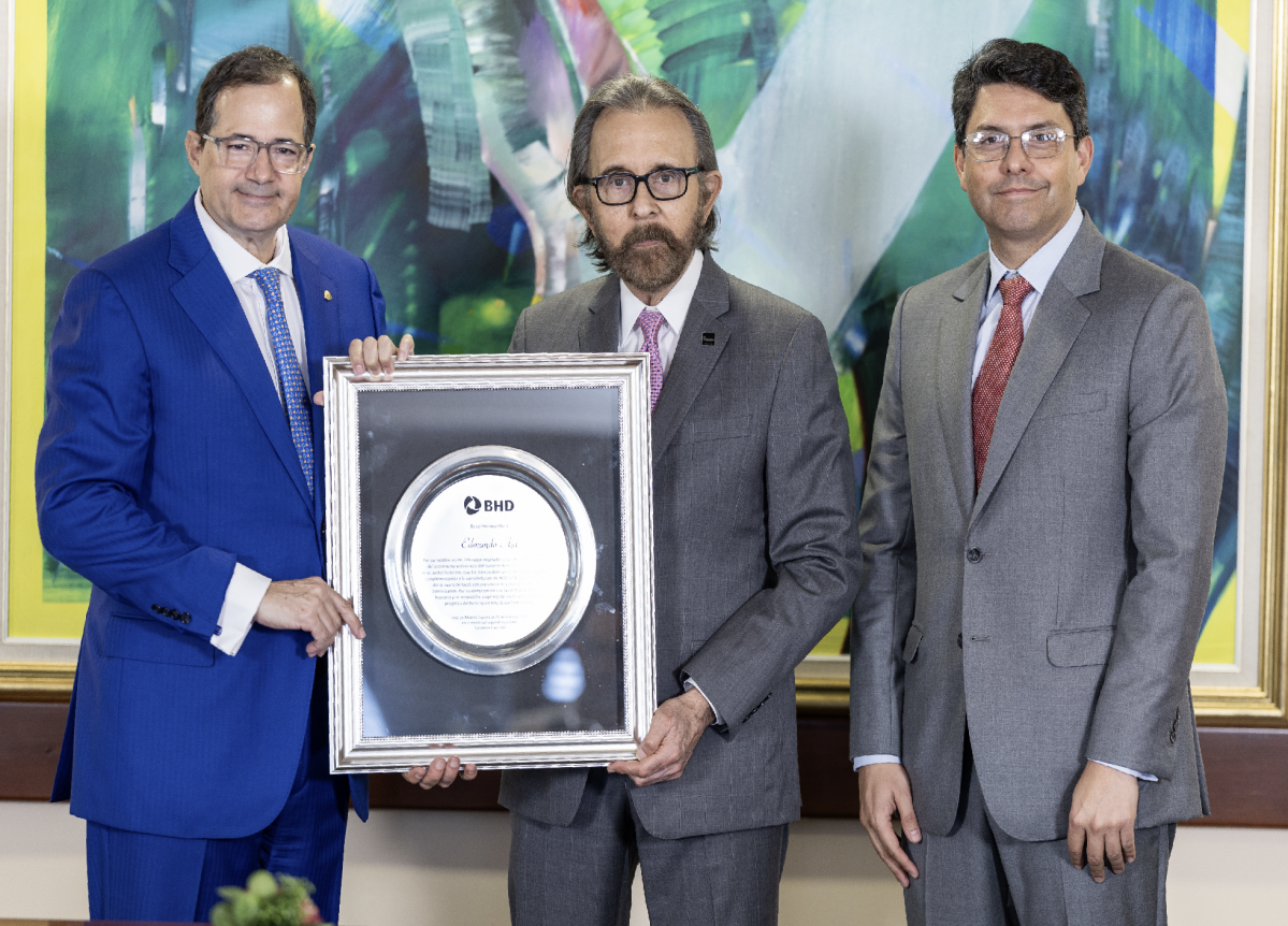 Foto Reconocimiento   Steven Puig, Edmundo Aja y Guillermo Mu00e9ndez