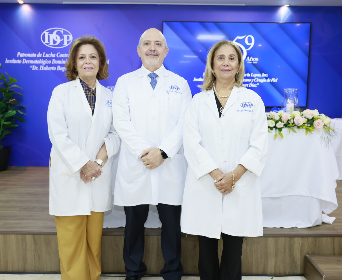 1. Dra. Emma Guzmu00e1n, presidenta del Patronato de lucha Contra la Lepra, Dr. Vu00edctor Pou, Director General del IDCP y Dra. Luisa Gonzu00e1lez, vicepresidenta del Patronato de  lucha Contra la Lepra