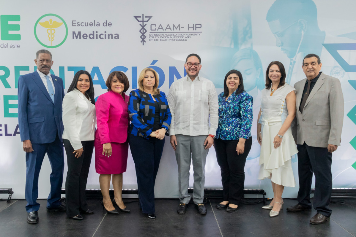 El rector acompau00f1ado de los vicerrectores, decana de la Facultad Ciencias de la Salud y directora Escuela de Medicina