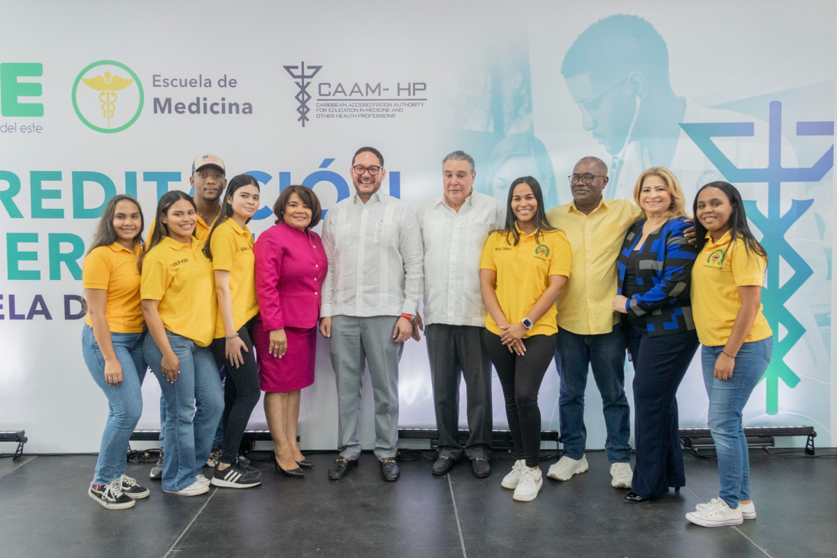 Mtro. Josu00e9 Alt. Hazim Torres, Rector UCE; Dr. Josu00e9 Hazim Frappier, presidente del Consejo Superior Universitario; los Amarillos de la UCE y Dra. Thelma Nu00fau00f1ez, directora Escuela de Medicina; Dra. Rosa Cu00e9spedes, d