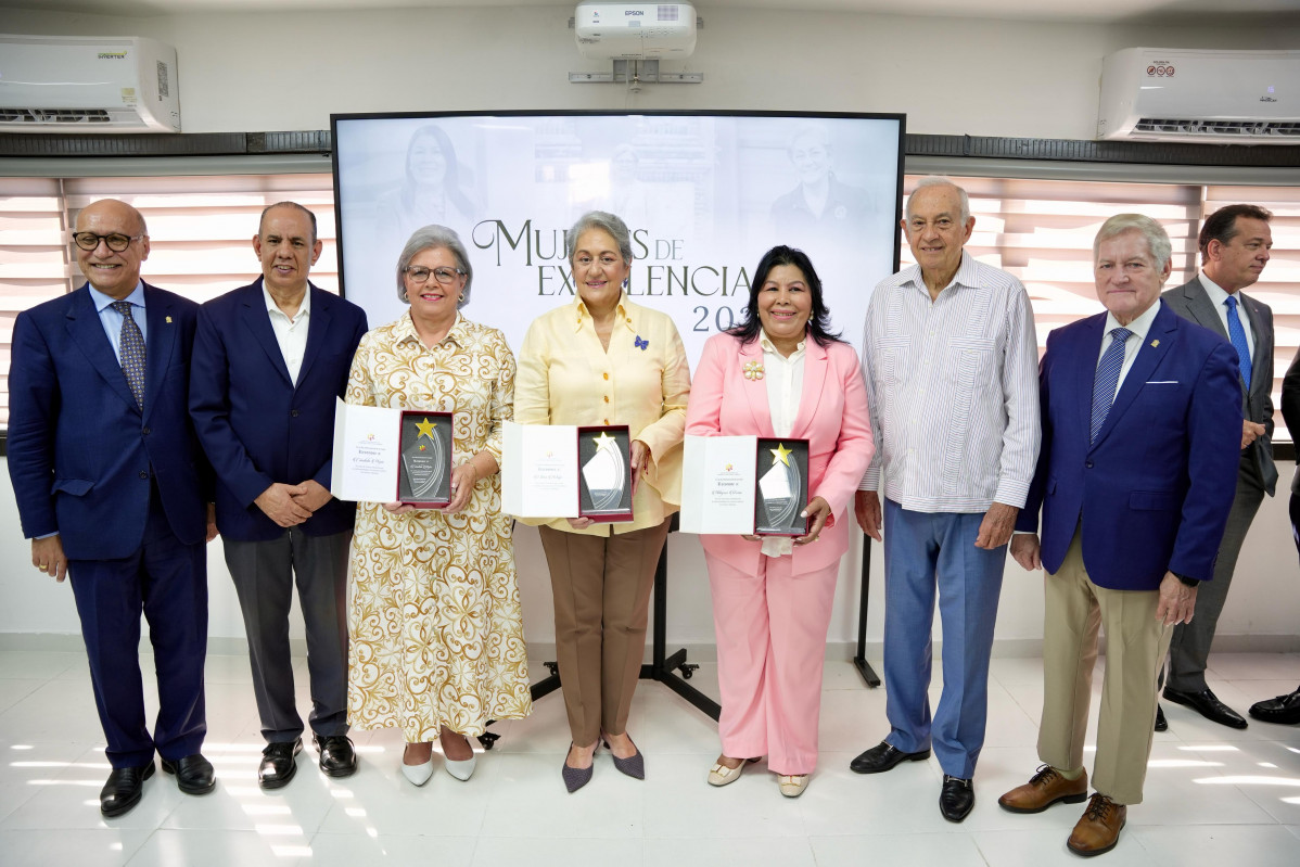 Entrega de reconocimiento Mujeres de Excelencia