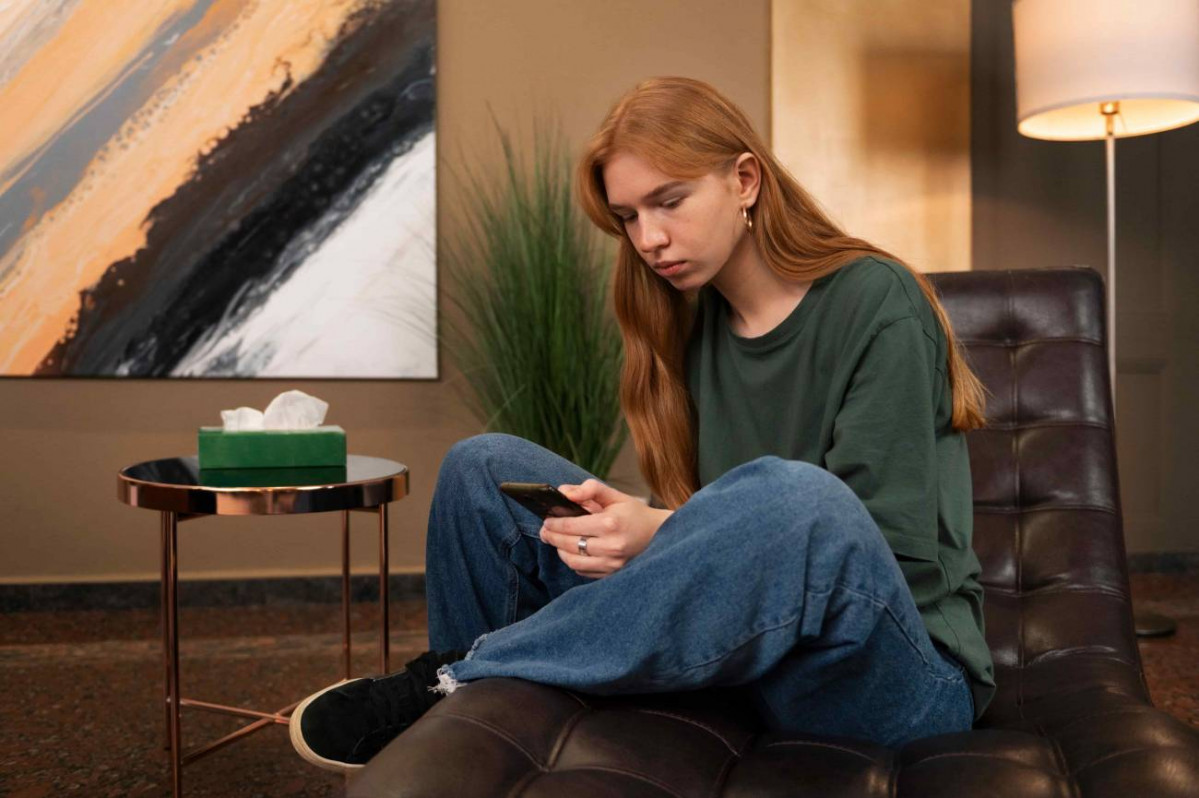 Los adolescentes con problemas de salud mental pasan mas tiempo en las redes sociales