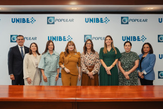 AND02303 De izquierda a derecha, los señores Joel García, María Badía, María Povedano, Antonia Antón de Hernández, Odile Camilo Vicent, Loraine Amell Bogaert, Marien de Moya y Heidy Carol Reyes