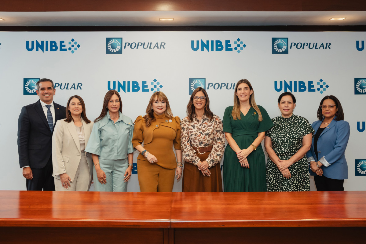AND02303 De izquierda a derecha, los seu00f1ores Joel Garcu00eda, Maru00eda Badu00eda, Maru00eda Povedano, Antonia Antu00f3n de Hernu00e1ndez, Odile Camilo Vicent, Loraine Amell Bogaert, Marien de Moya y Heidy Carol Reyes.