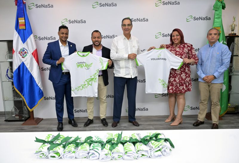 Entrega de camisetas por parte del doctor Hazim a voluntarios 2 800x545