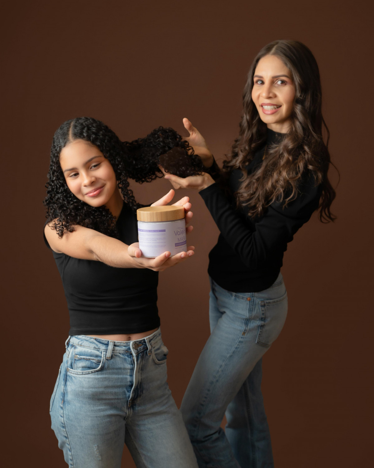   Creadoras de la marca Valenti, Valetina Taveras y Arelis Aru00e1mboles
