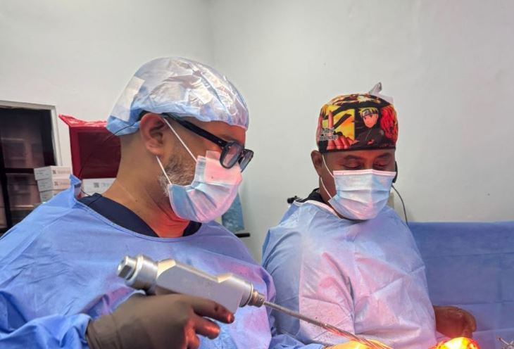 Ortopedas traumatologos Andy de Leon y Edwin Suffront Foto Andy de Leon y Edwin Suffront