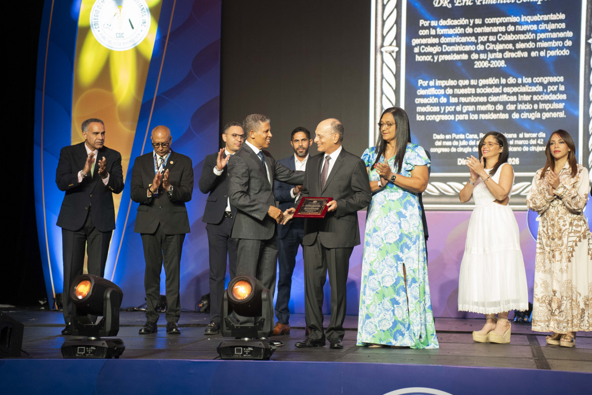 Dr. Jiomar Figueroa entrega reconocimiento al Dr. Eric Pimentel