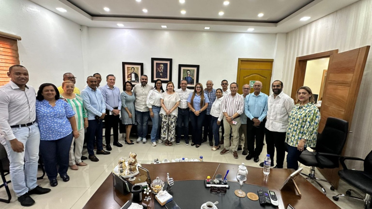 Perosnalidades en gobernacion de La Vega Winston Hernandez 1536x864