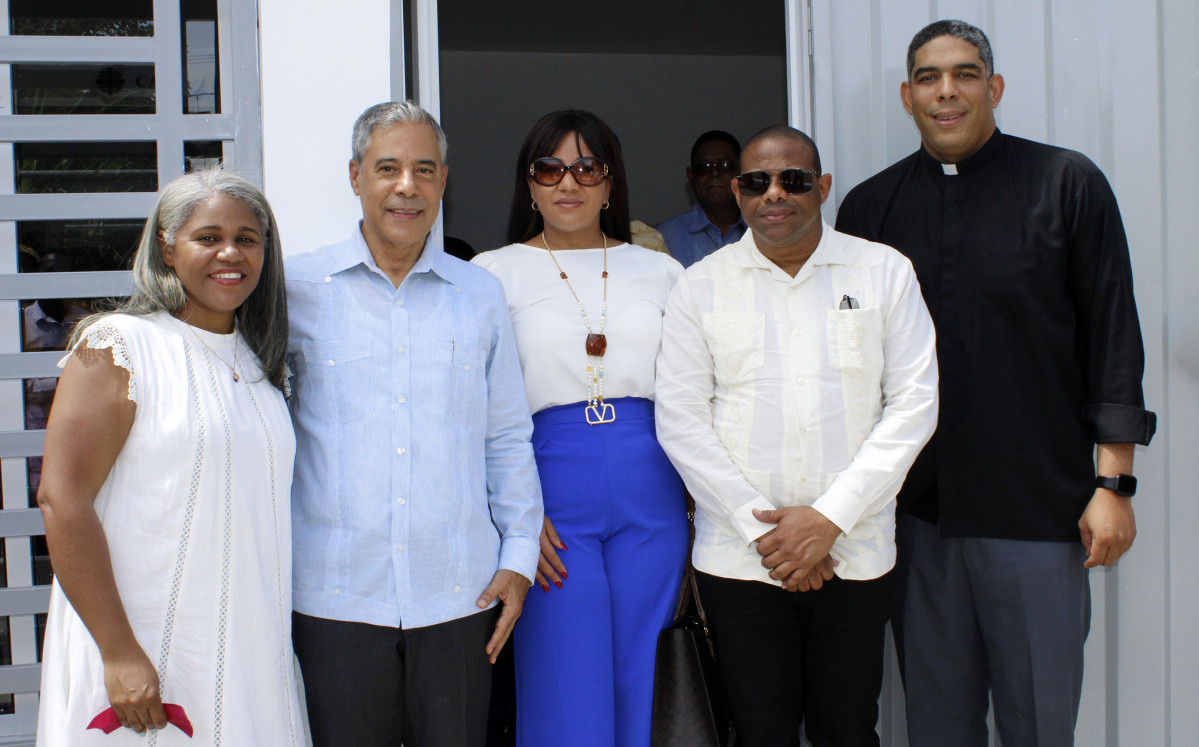 Yani Díaz, Ramón Pacheco y representantes del Instituto Oncológico Regional del Cibao