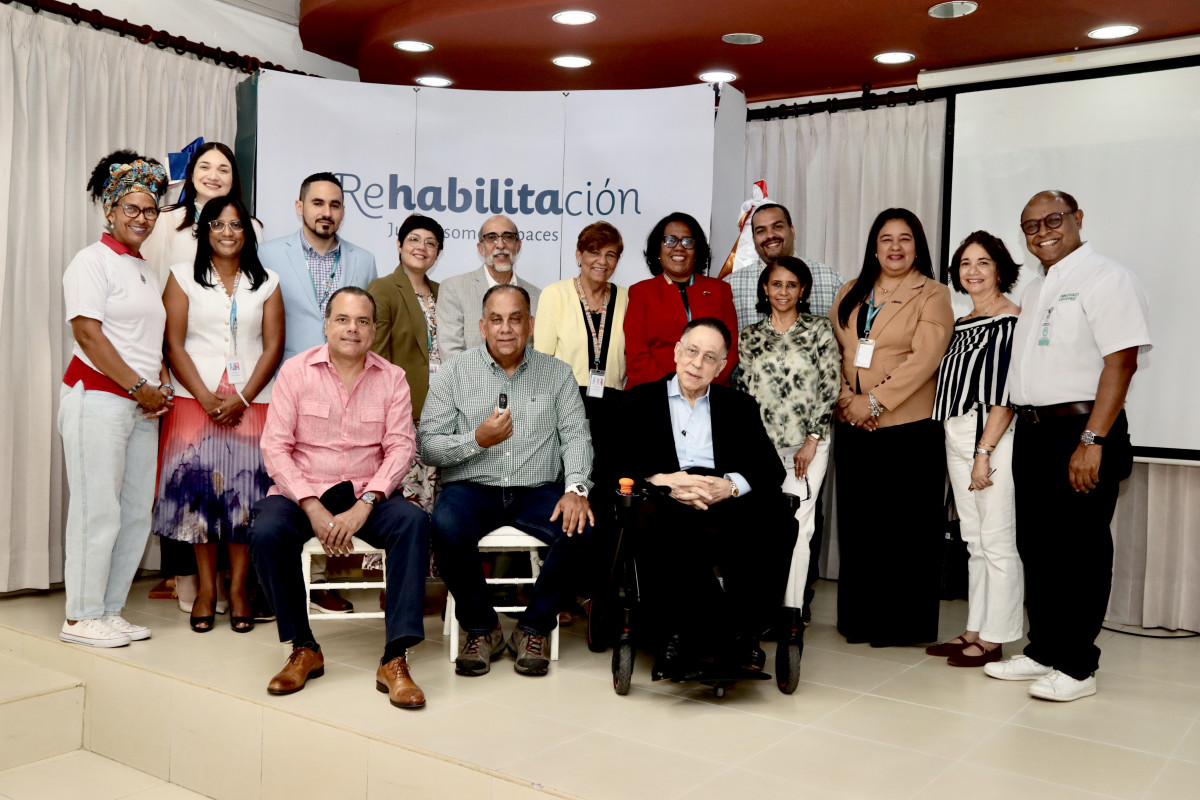 Carlos Fredy Gutiu00e9rrez Lozano, ganador del Sorteo Navideu00f1o 2024, recibe las llaves de la jeepeta Mercedesu2011Benz GLA 2025, donada por AutOzama, en el acto oficial de entrega en Santo Domingo