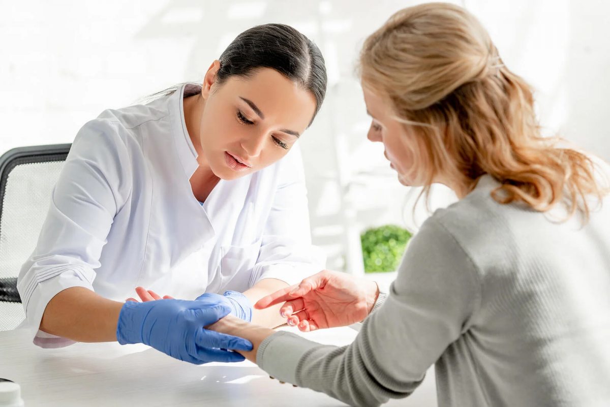 Dermatologo examinando paciente