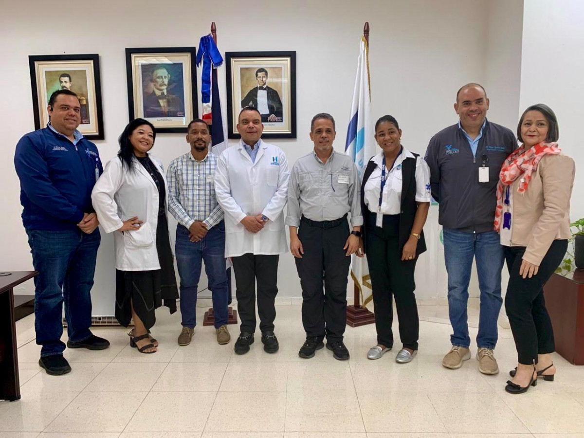 En el centro Julio Landron junto a personalidades Foto Hospital Ney Arias Lora 