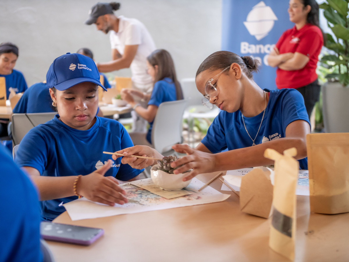Jovenes siembran plantas