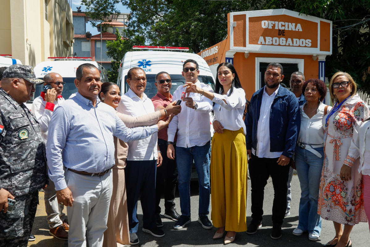 Sistema 911 entrega tres modernas ambulancias en Santiago Rodru00edguez para...